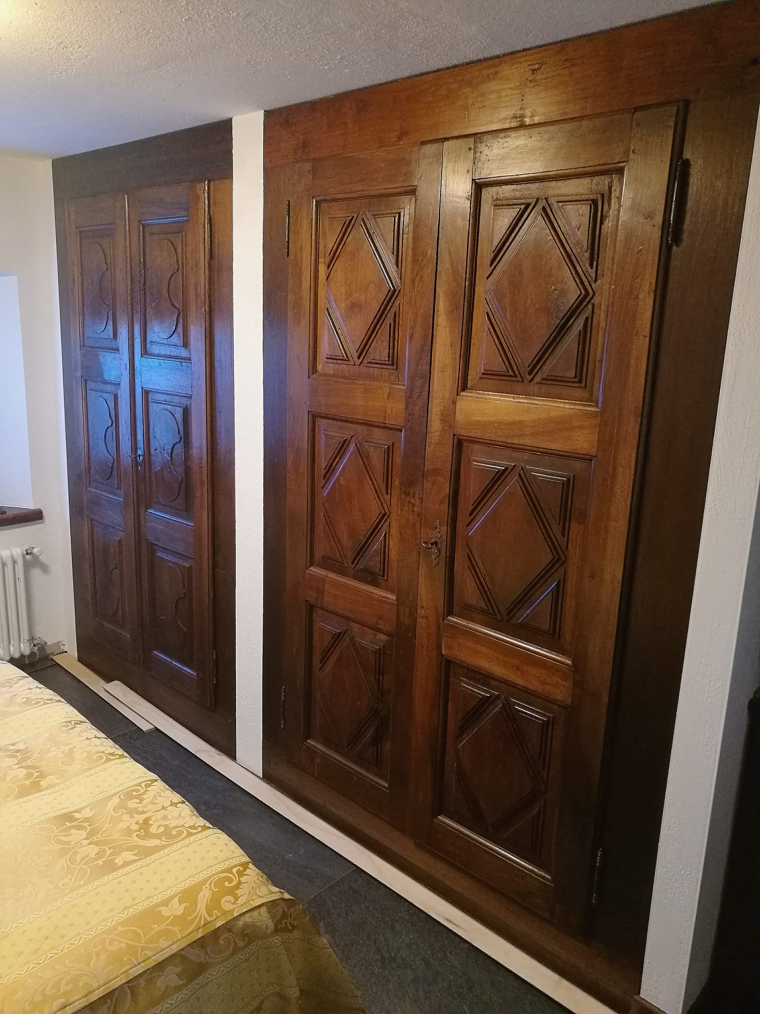 armadio a muro in stile valdostano