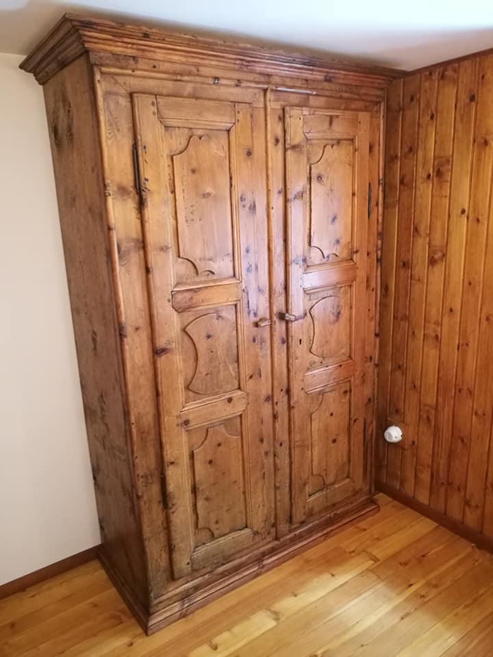 armadio ricostruito in stile valdostano