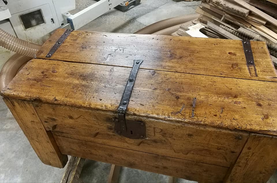 cassettone restaurato foto di particolare