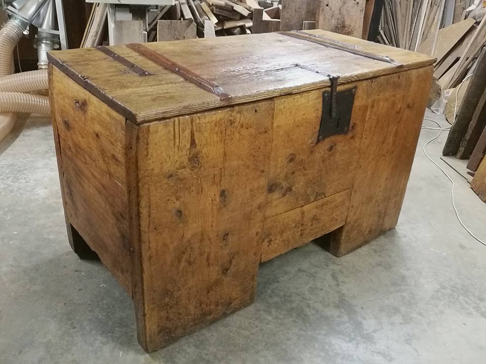 cassettone restaurato foto di tre quarti