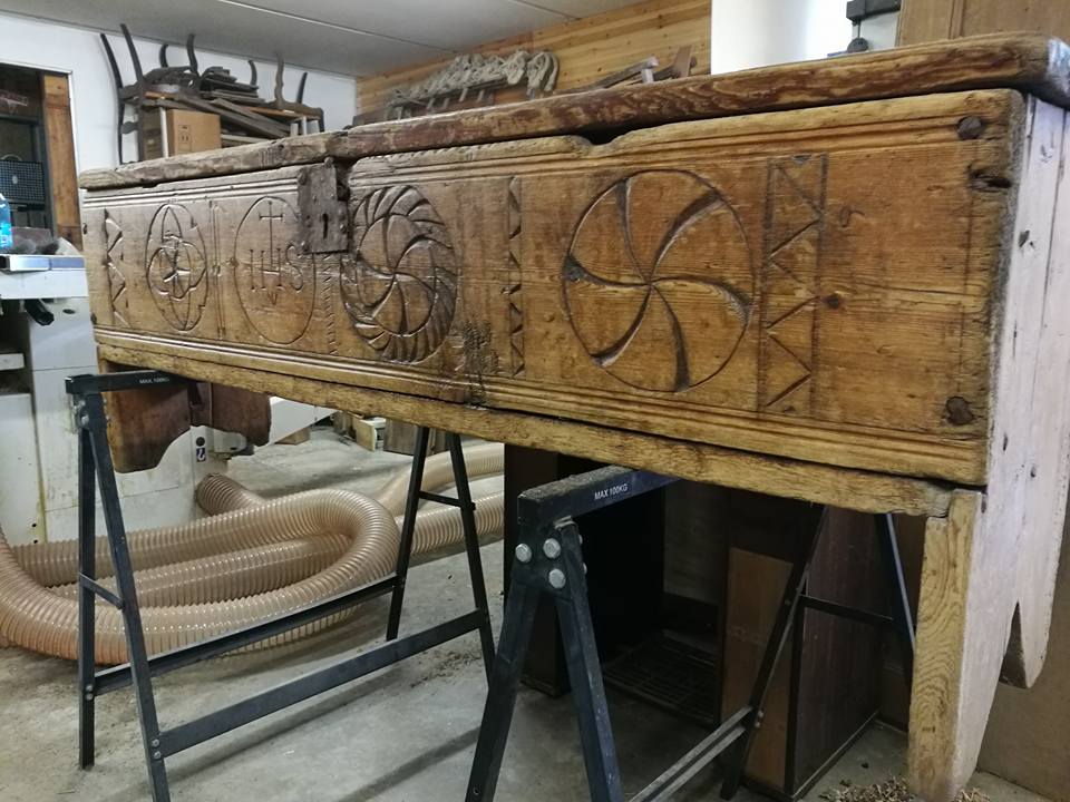 mobile antico con intarsi laterale