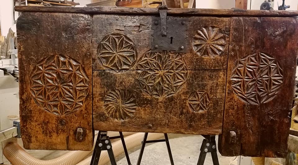 mobile con intarsi da restaurare