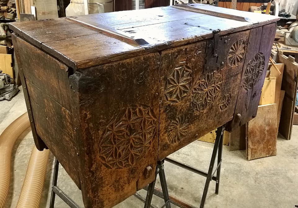 mobile con intarsi foto di 3 quarti