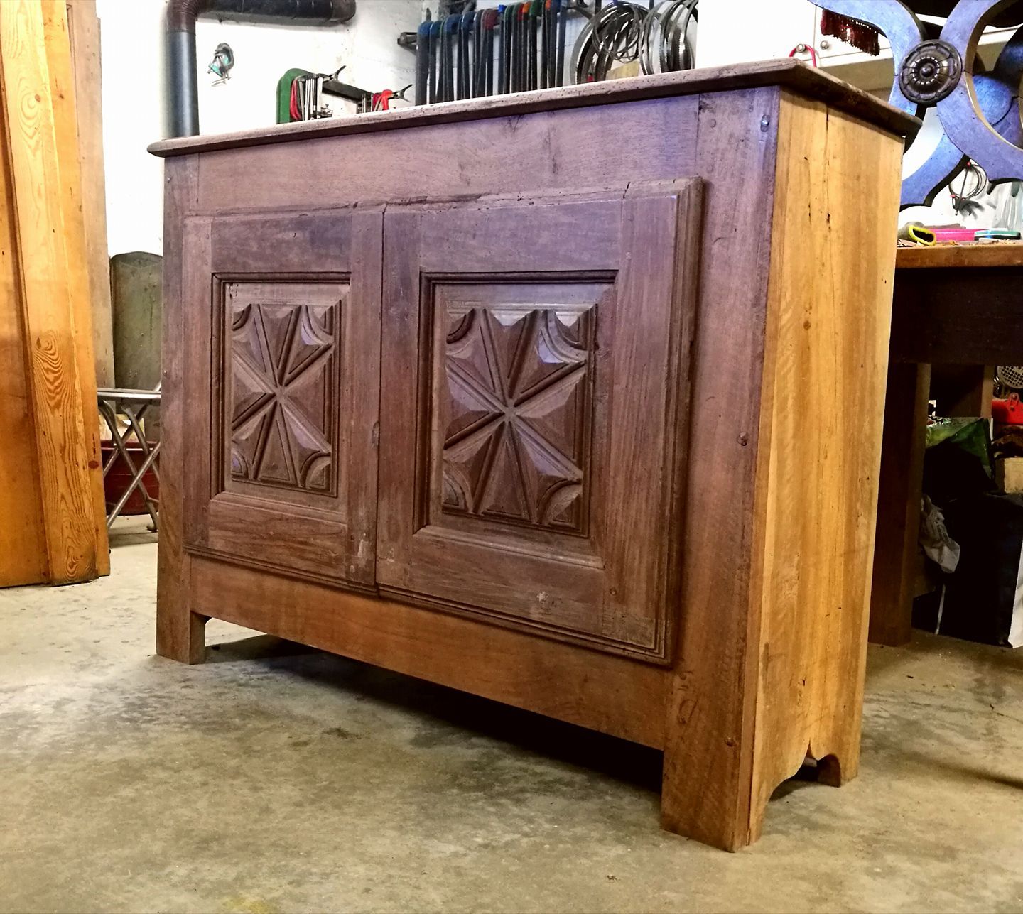 mobile in fase di restauro