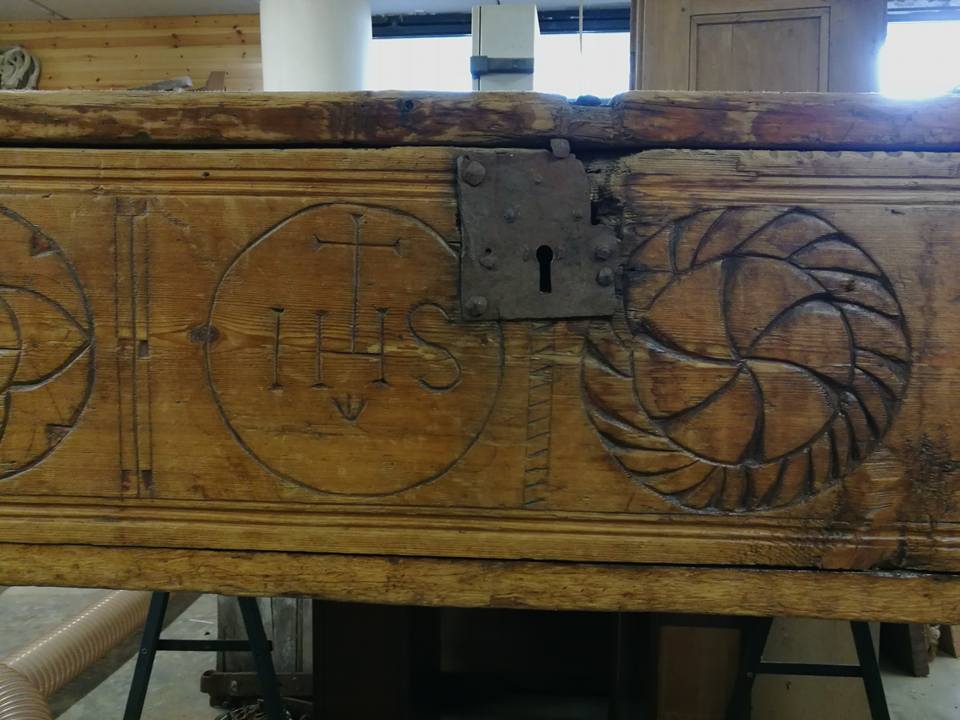 mobile antico con intarsi prima del restauro