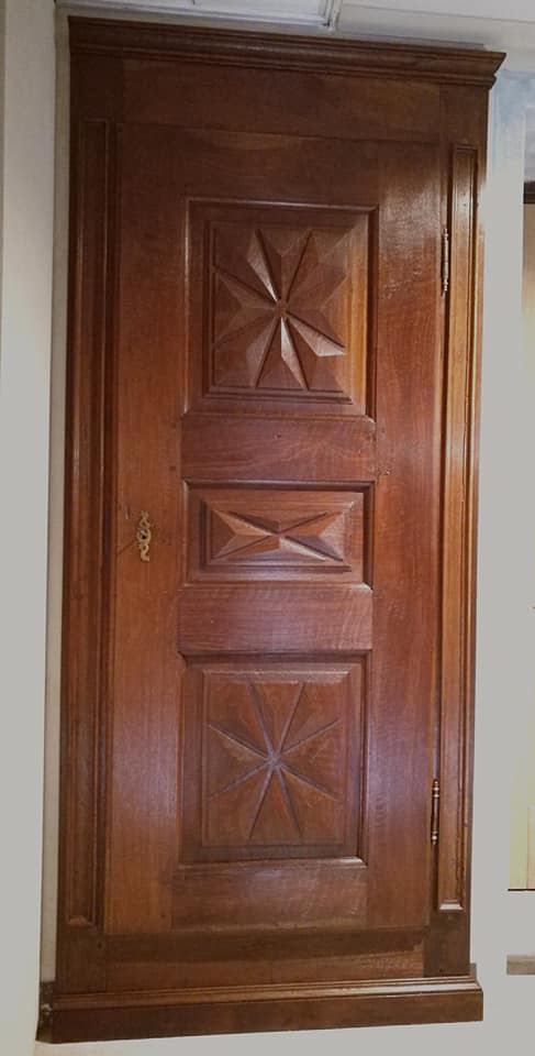 porta antica con pannelli intarsio a restauro ultimato