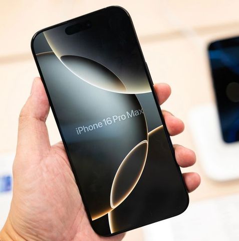 Una persona sostiene un iPhone 16 Pro Max en su mano.