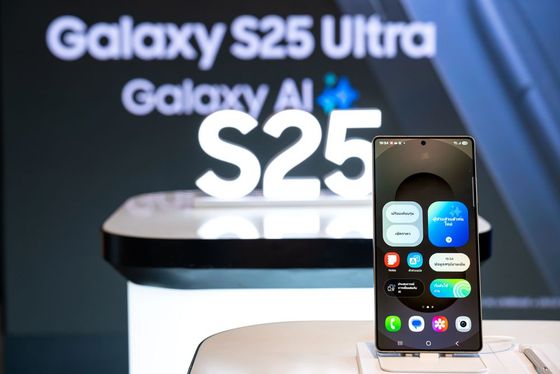Un teléfono Samsung está sobre una mesa de madera.