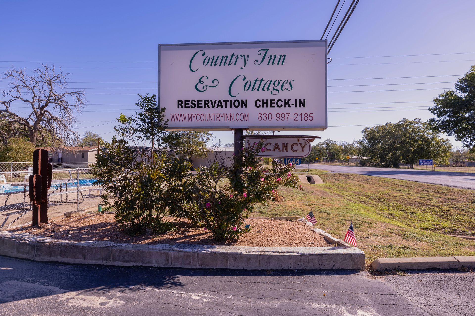 Sign for Country Inn & Cottages with vacancy indicator.