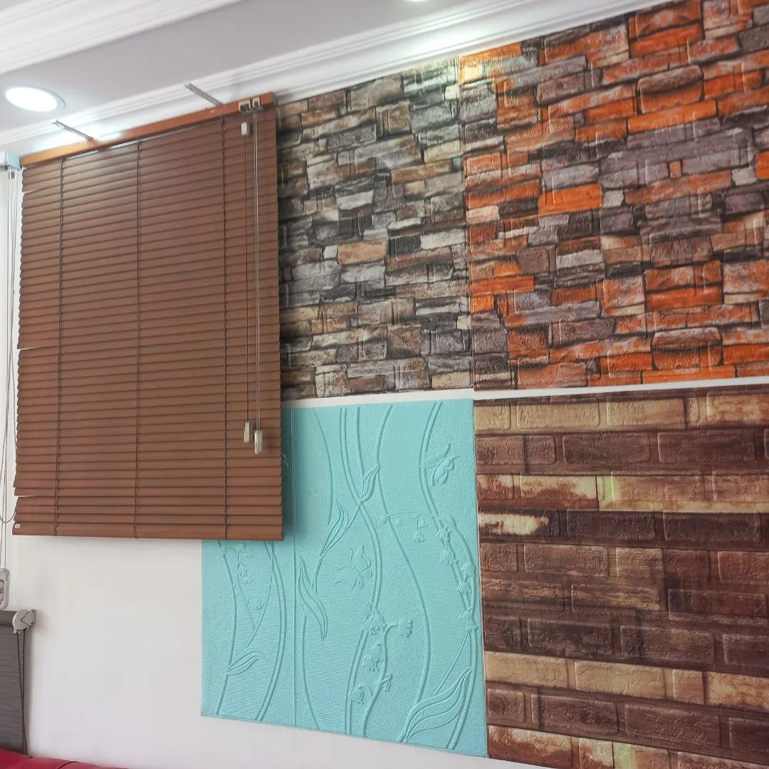 Pared con persianas marrones, ladrillo texturizado y paneles ondulados de color turquesa.