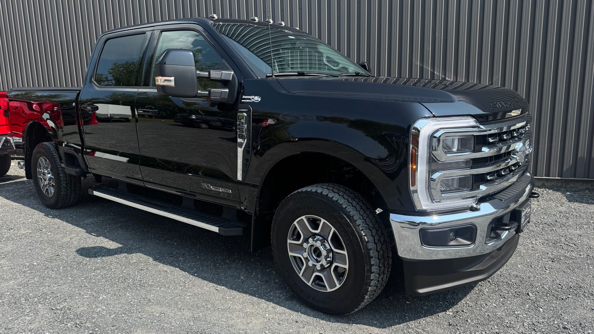 Camionnette Ford noire garée à l'extérieur.