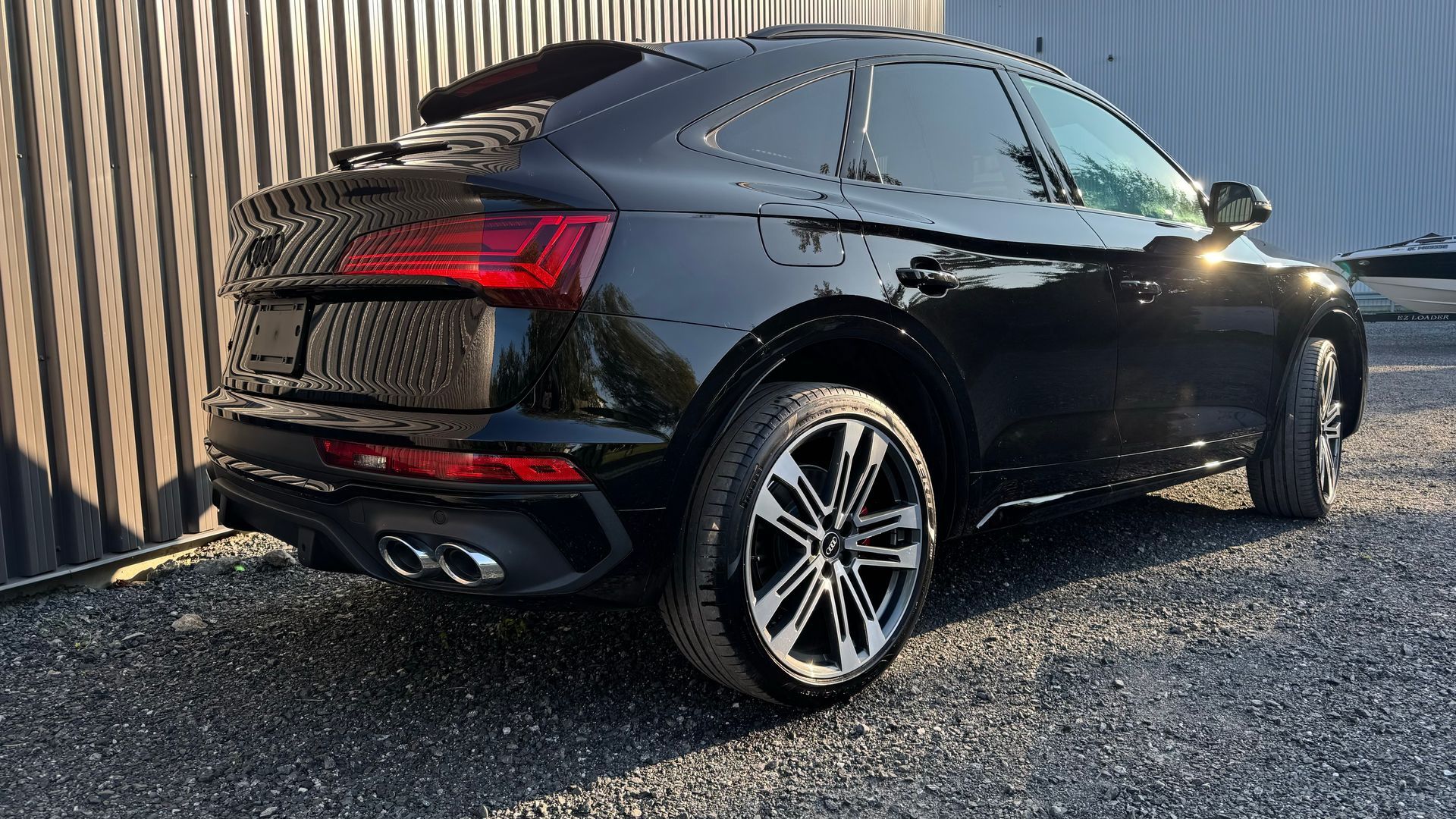 SUV Audi noir garé à l'extérieur.