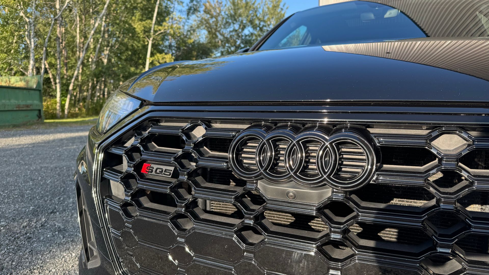 Calandre avant noire Audi RS5 avec le logo Audi et le badge RS.