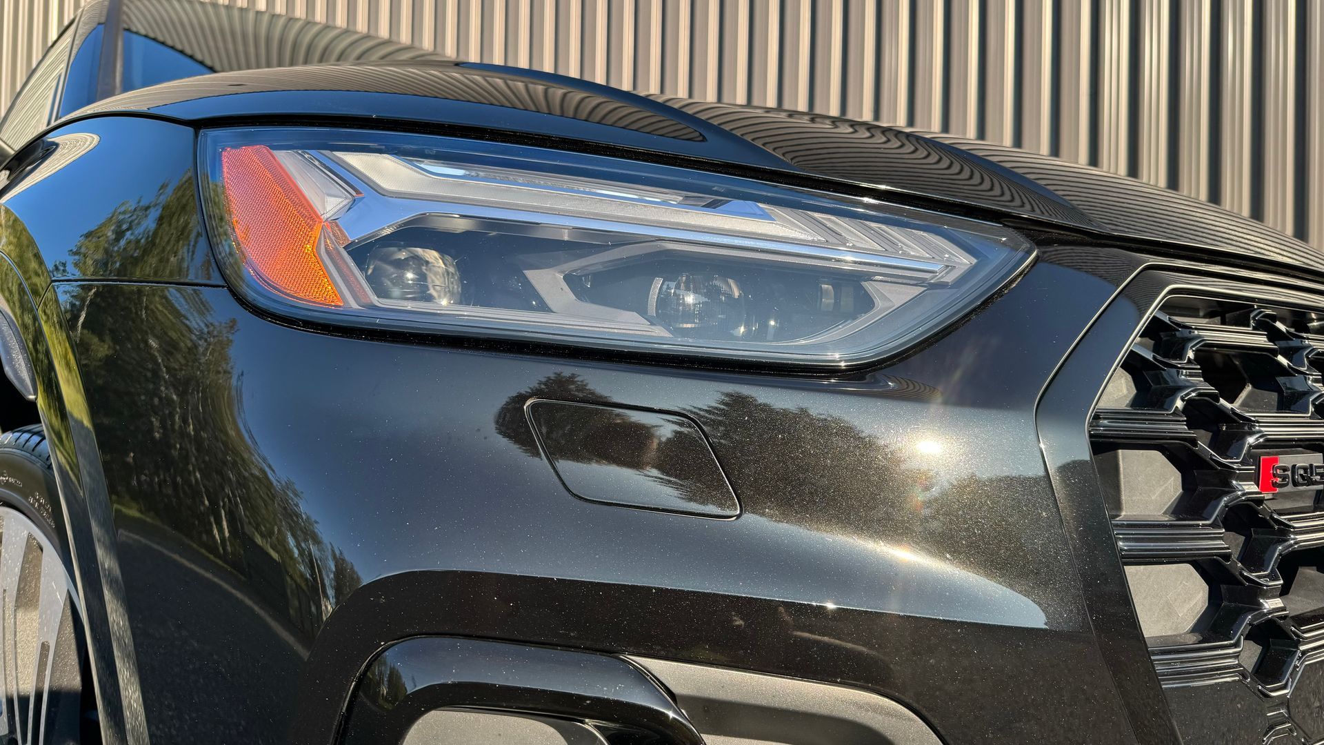 Avant de voiture Audi noir avec détails de phares et calandre.