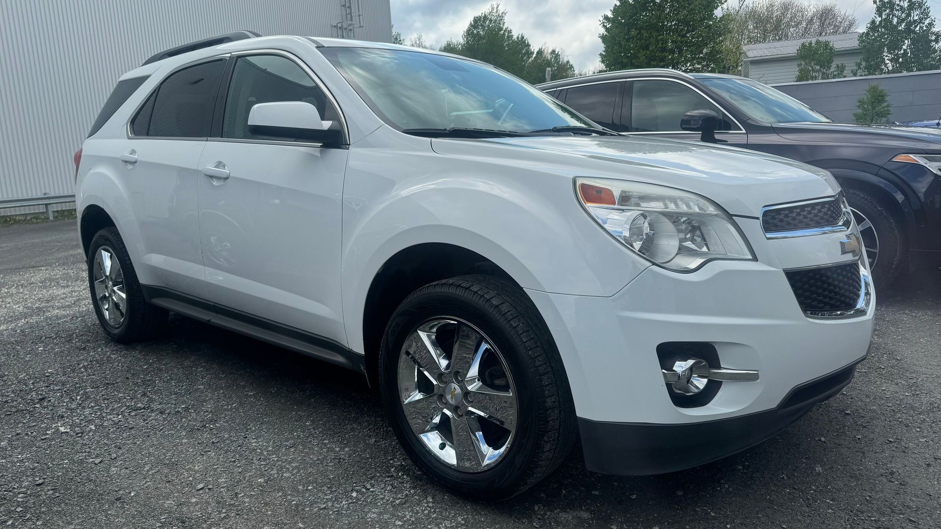 Chevrolet Equinox blanc garé à l'extérieur par temps nuageux.