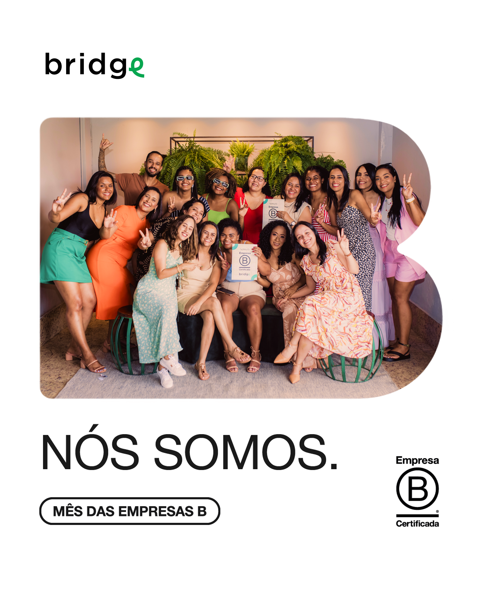 Equipe Bridge com a placa com o texto somos B
