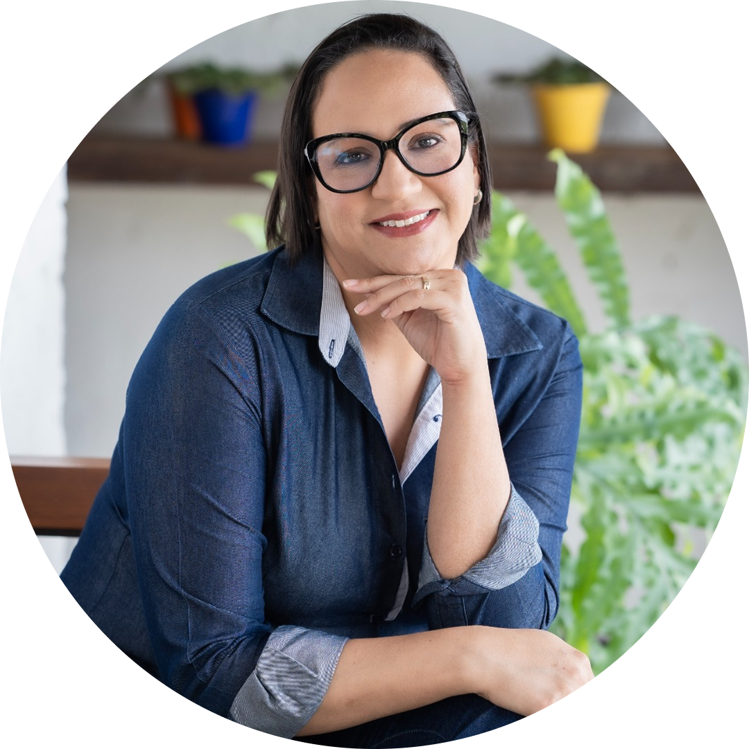 Uma mulher usando óculos e uma camisa uniforme Bridge Gestão Social