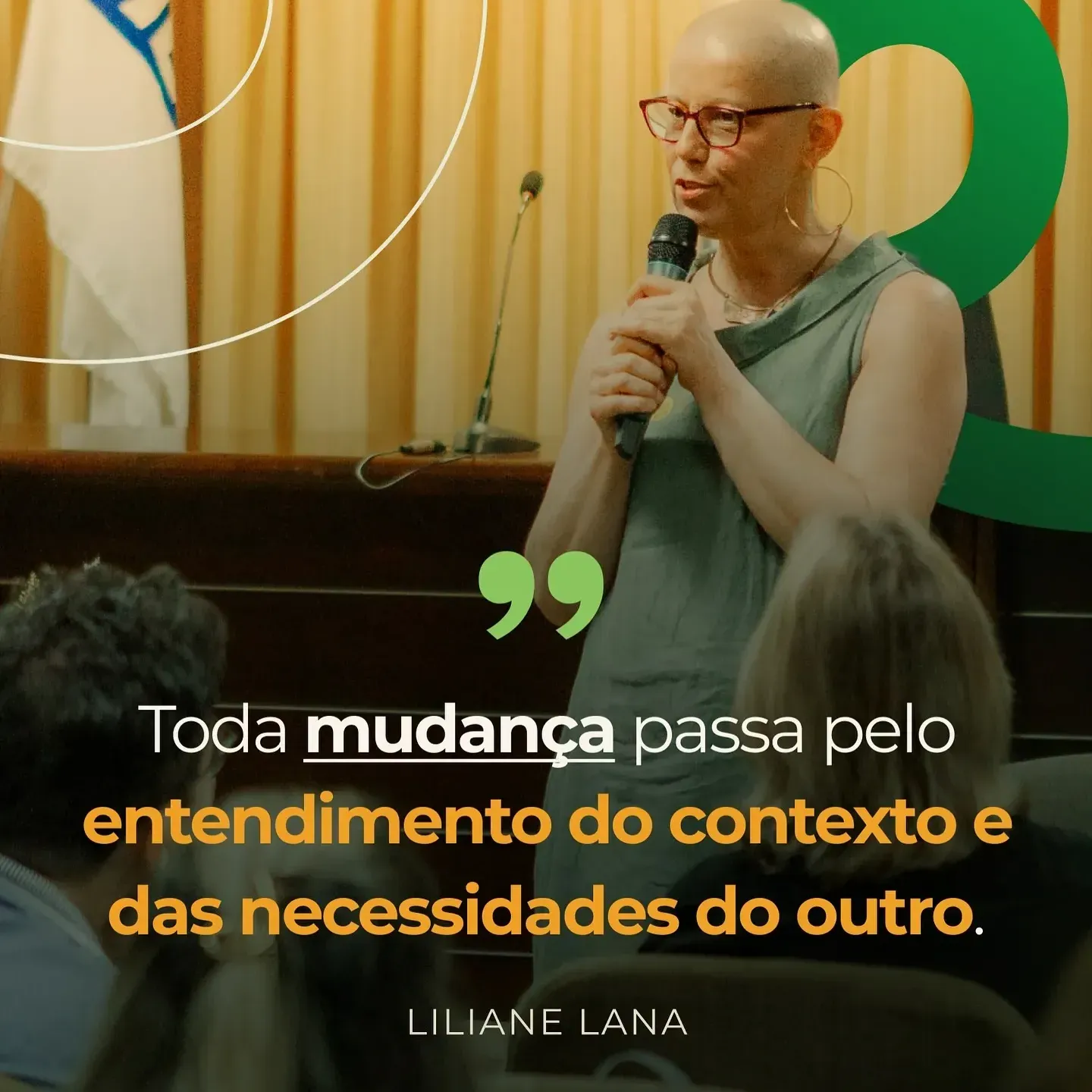 Liliane segurando o microfone e falando.