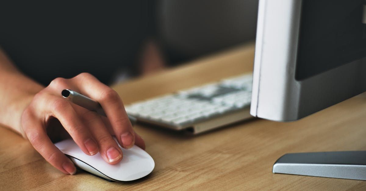 Uma pessoa está usando um mouse de computador e uma caneta trabalhando na gestão social.