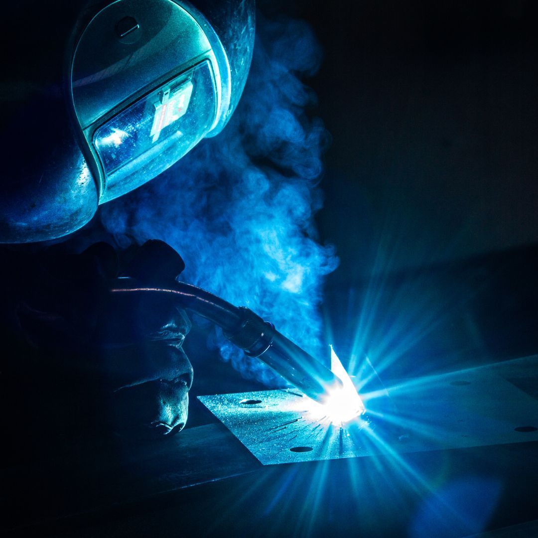 Soudeur avec casque de soudure