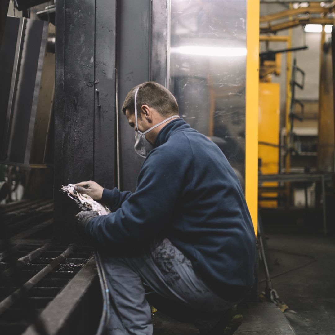 Soudeur avec casque et gants de soudure