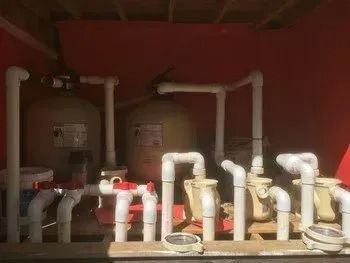 A bunch of pipes are sitting on top of a table in a room.