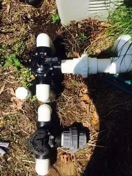 A bunch of pipes are sitting on the ground.