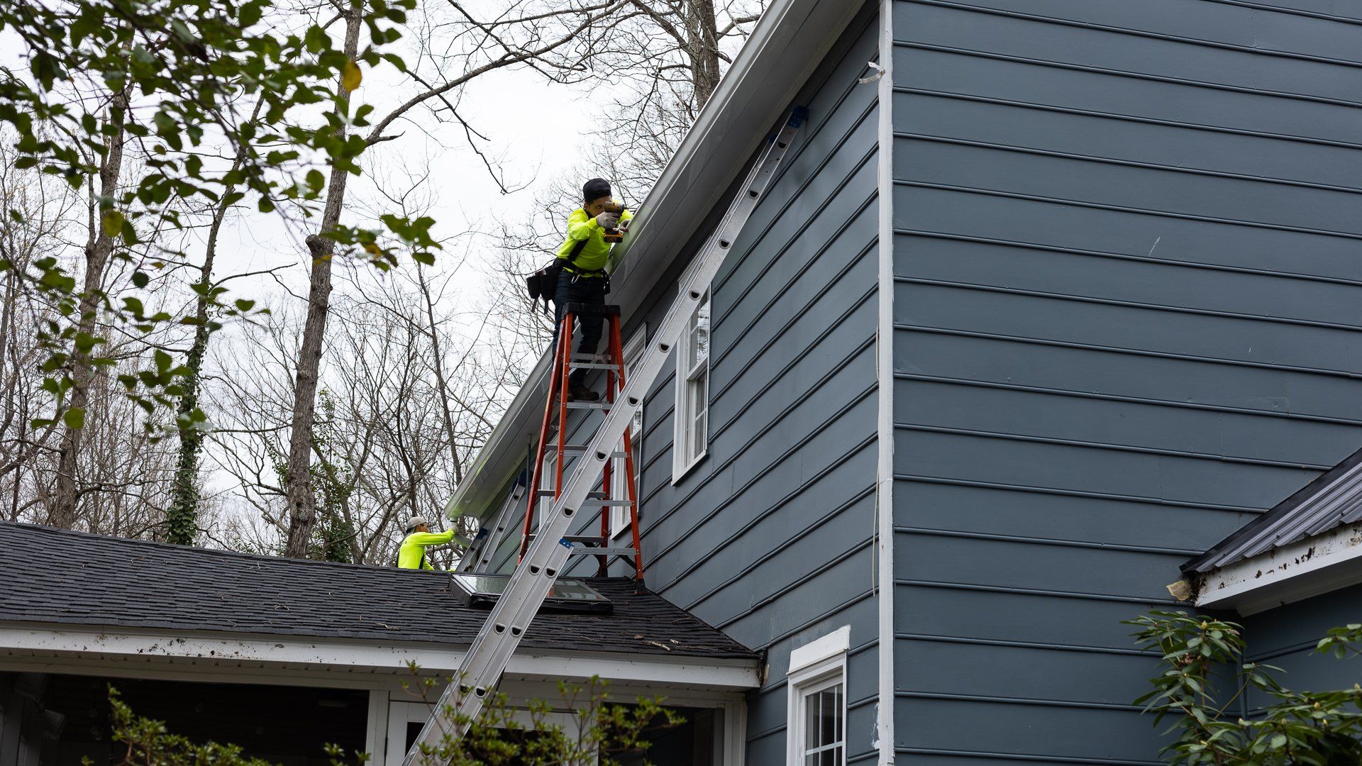 Image of RETEX crew members installing a Plygem gutter system for a North Chesterfield VA home.