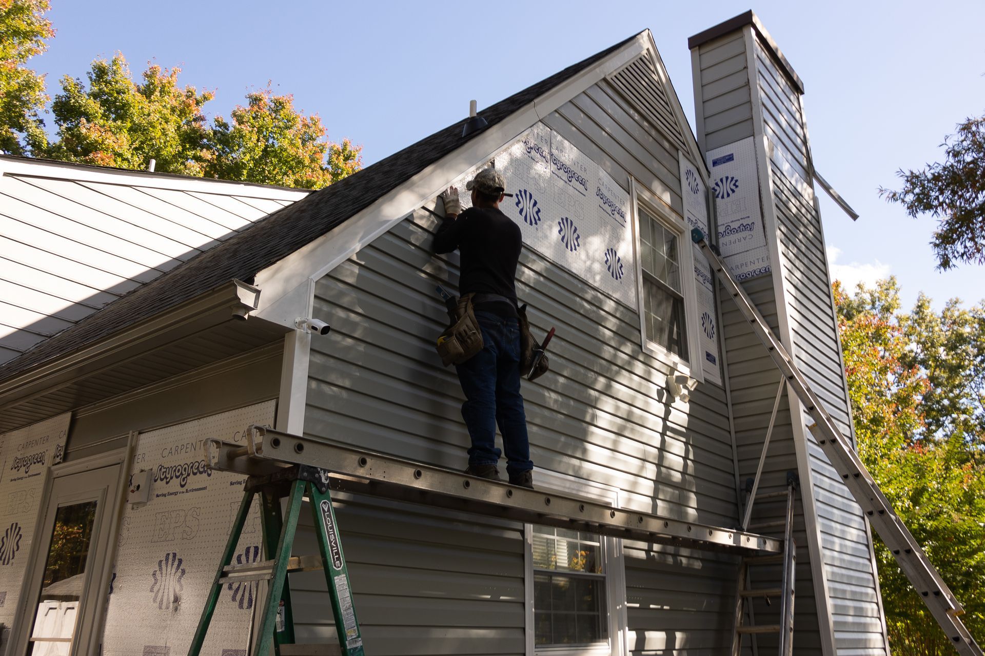 Image of a RETEX crew member installing vinyl siding during siding replacement in North Chesterfield VA 23235.