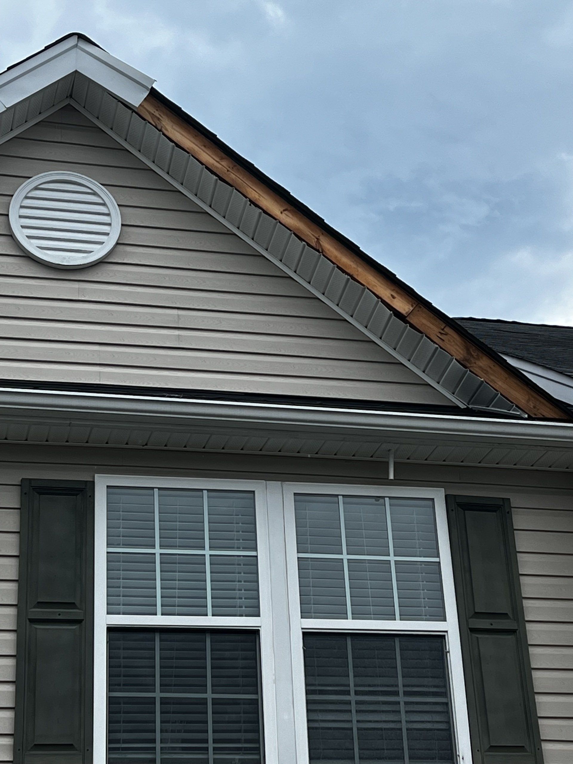 Close-up image of area on Richmond VA home where the aluminum trim cladding has pulled away from the fascia it protects.