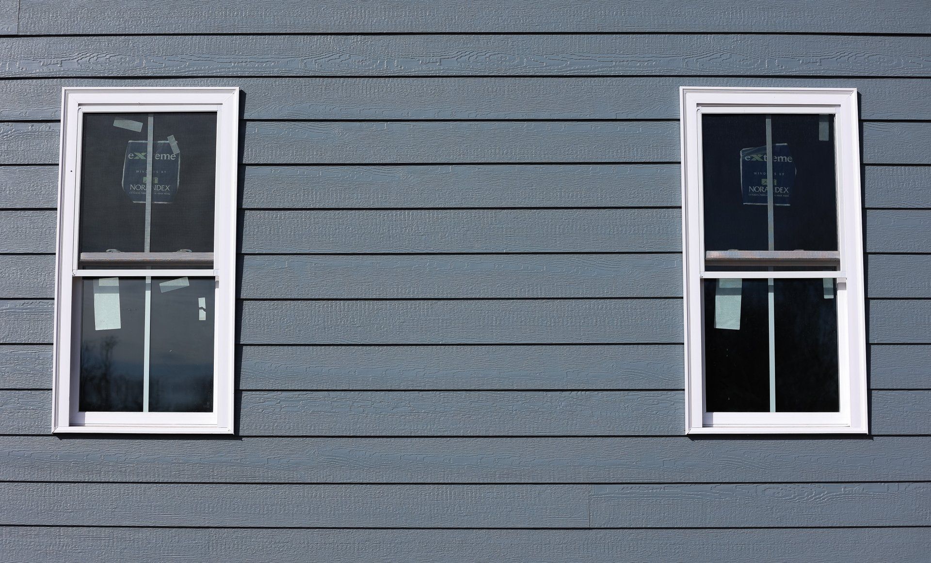 An image of newly installed LP Smartside siding and Provia windows on a new-construction Richmond VA home.