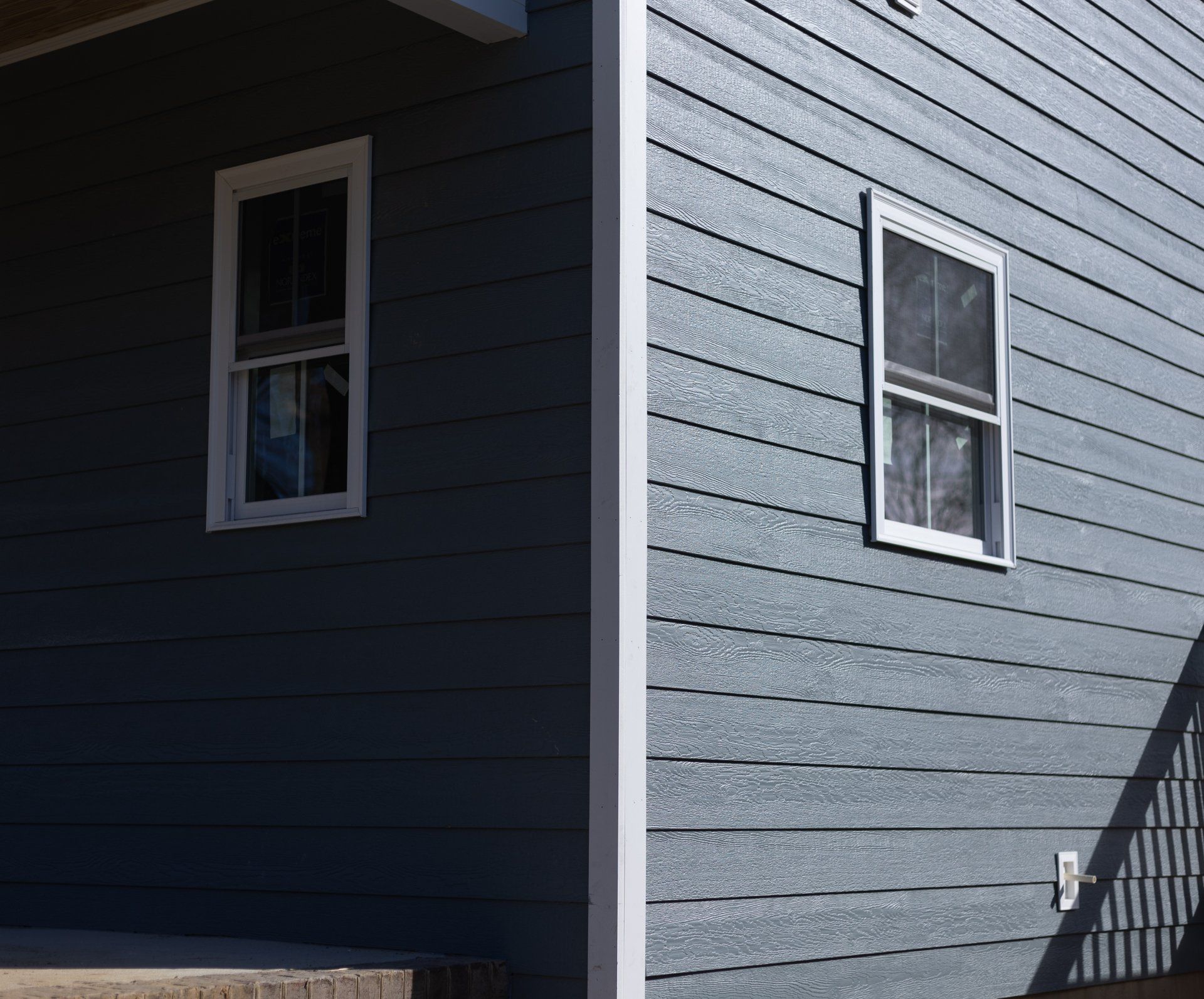 An image of newly installed LP Smartside siding and Provia windows on a new-construction Richmond VA home.