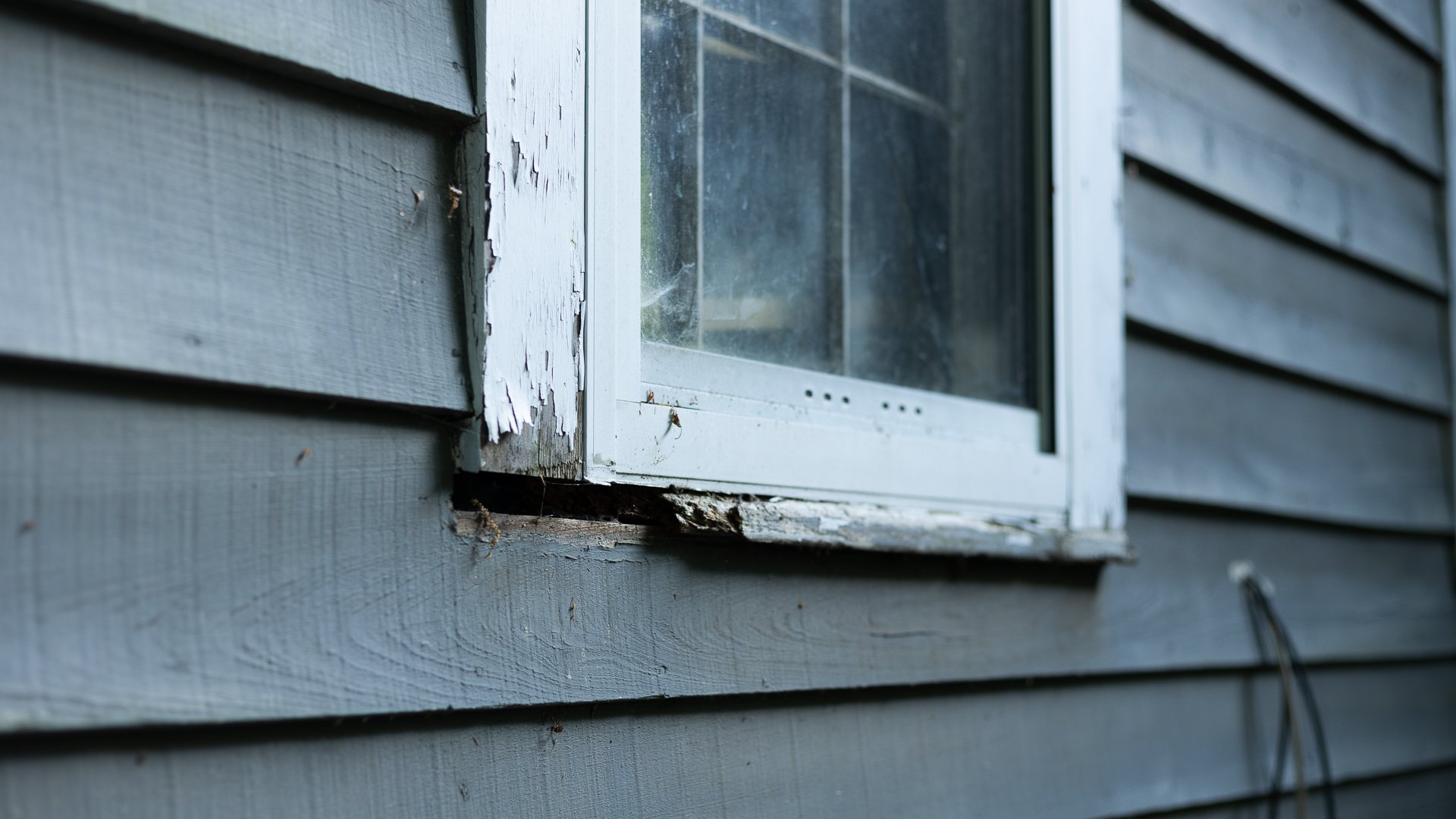 A before image of old wood siding in North Chestefield VA. RETEX replaced this siding with insulated vinyl in 2022.