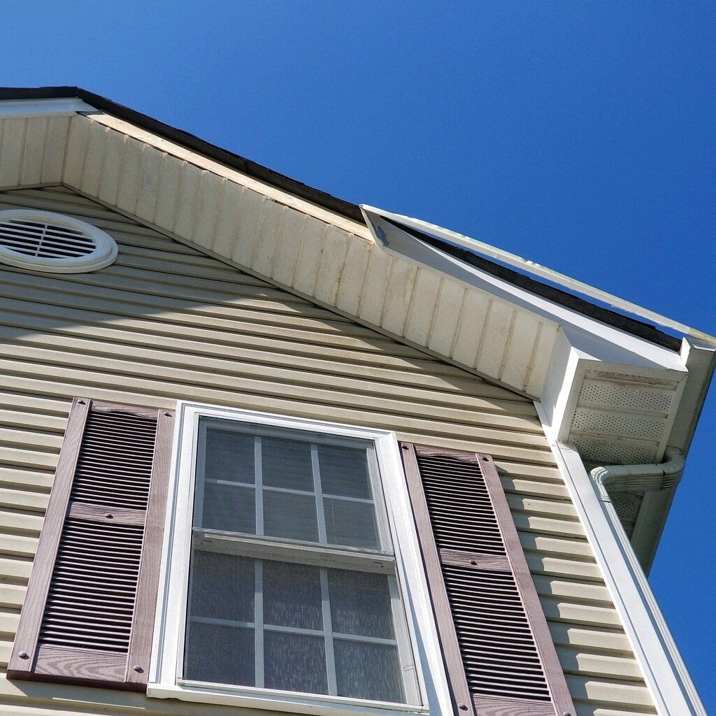 Image showing aluminum trim cladding – metal covering over fascia board – pulling away from a Richmond VA home.