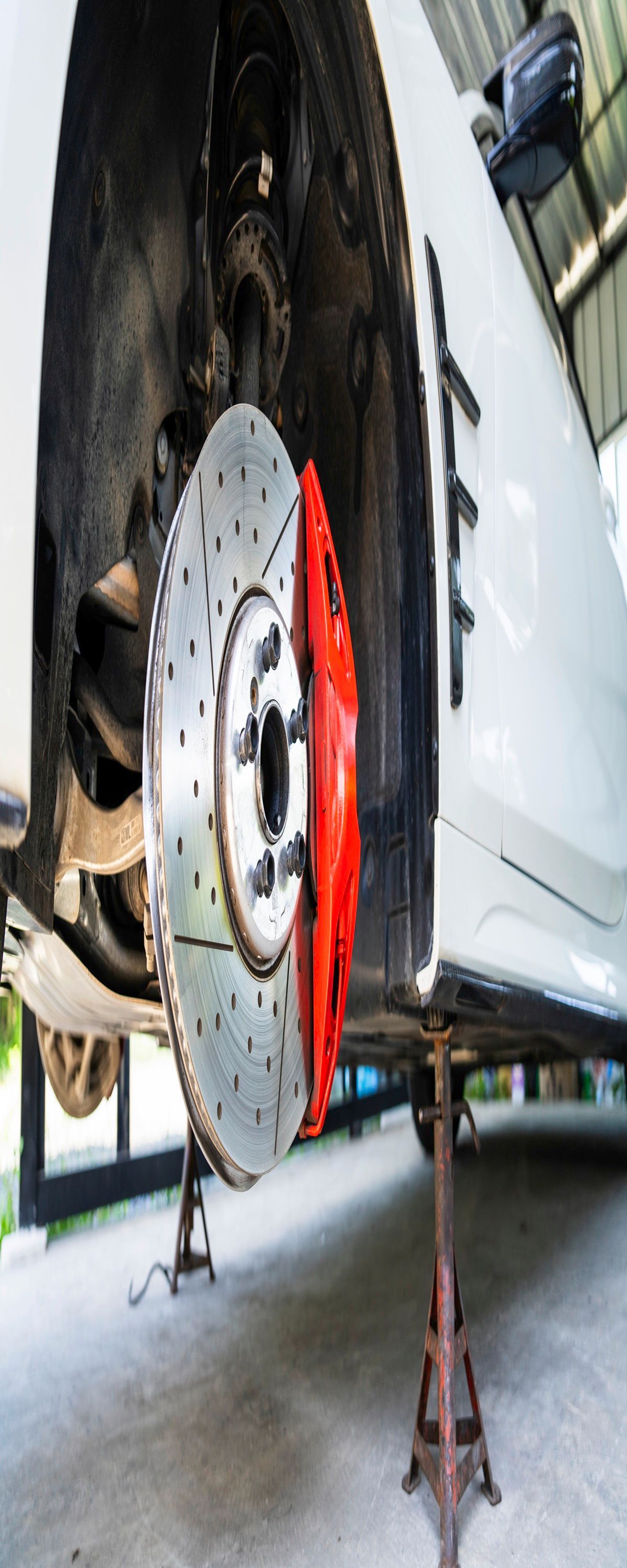 Disc brake of the vehicle for repair.