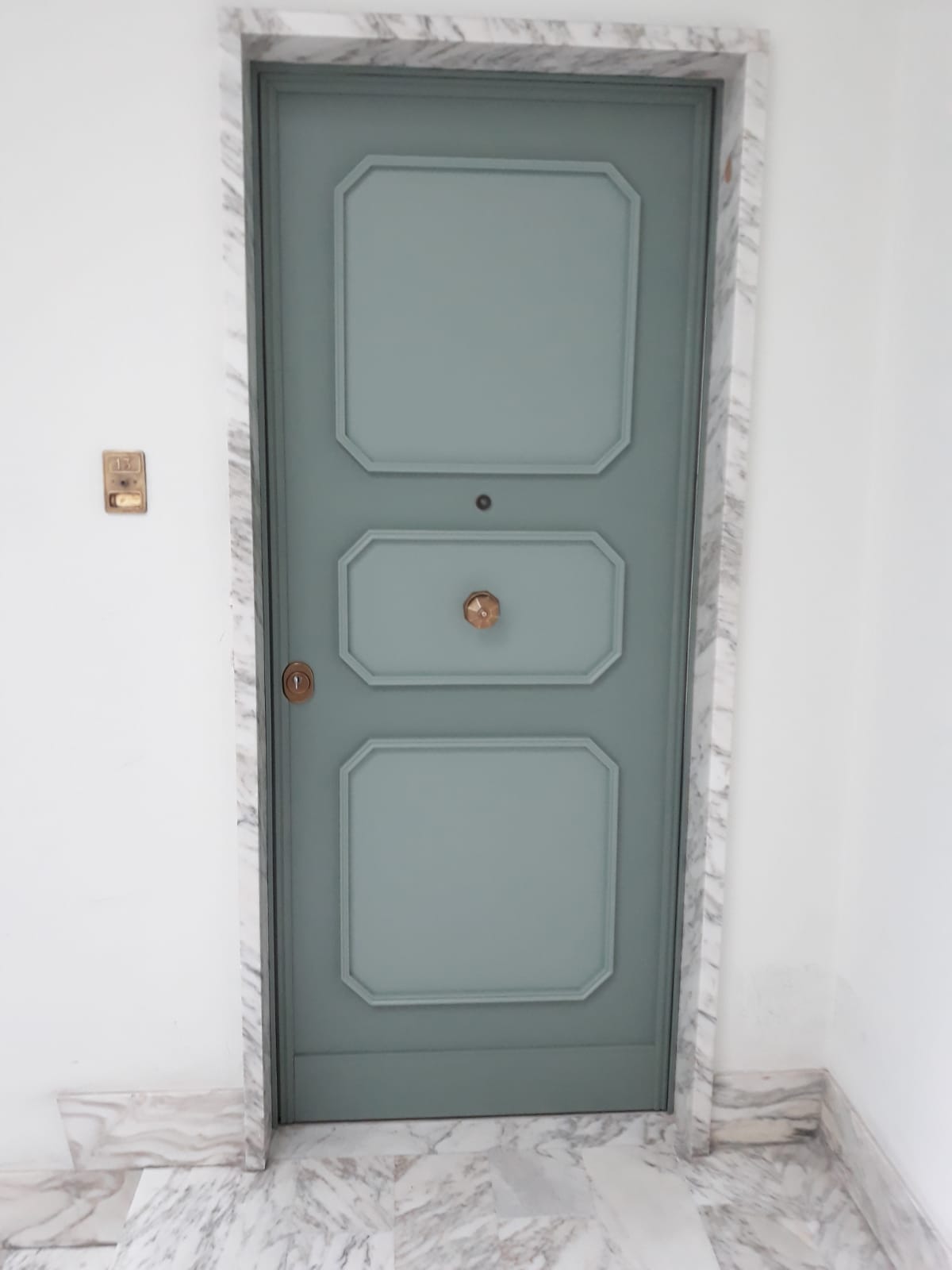 portone in legno con inferriata