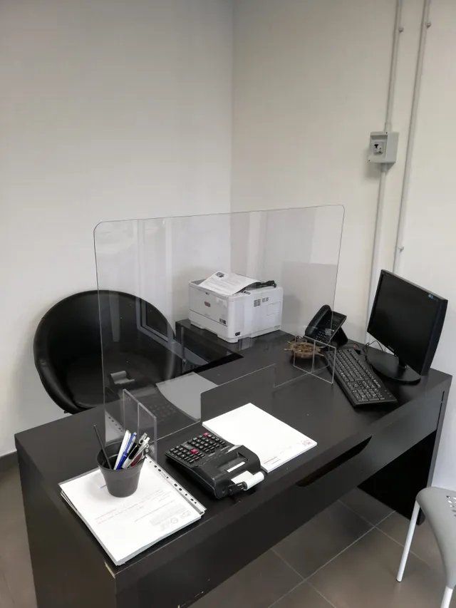 ufficio con divisorio in plexiglass