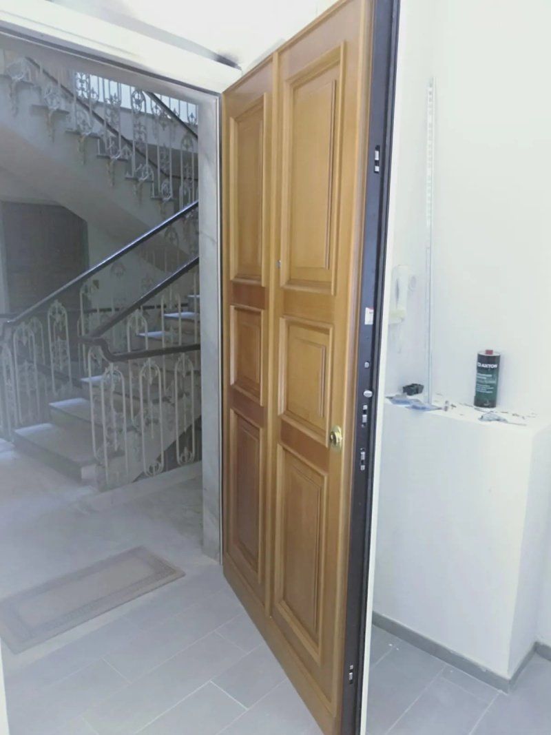 porta aperta in legno