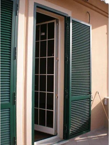 porta finestra con persiana verde