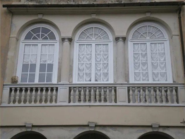 finestre con capitelli