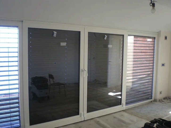 finestre bianche con serrande