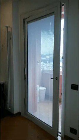 porta finestra grigia