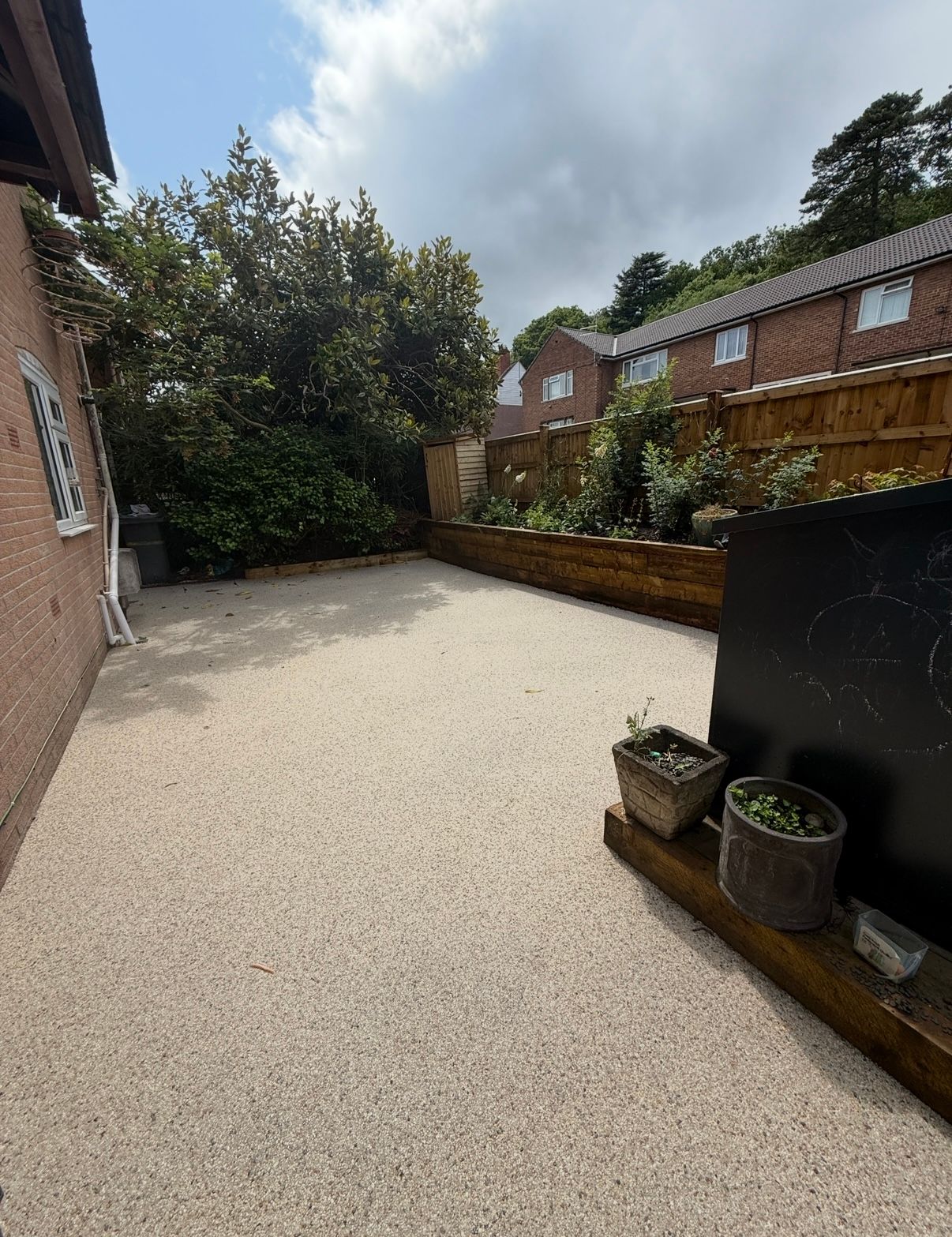 Dark resin driveway with a light grey pattern on it