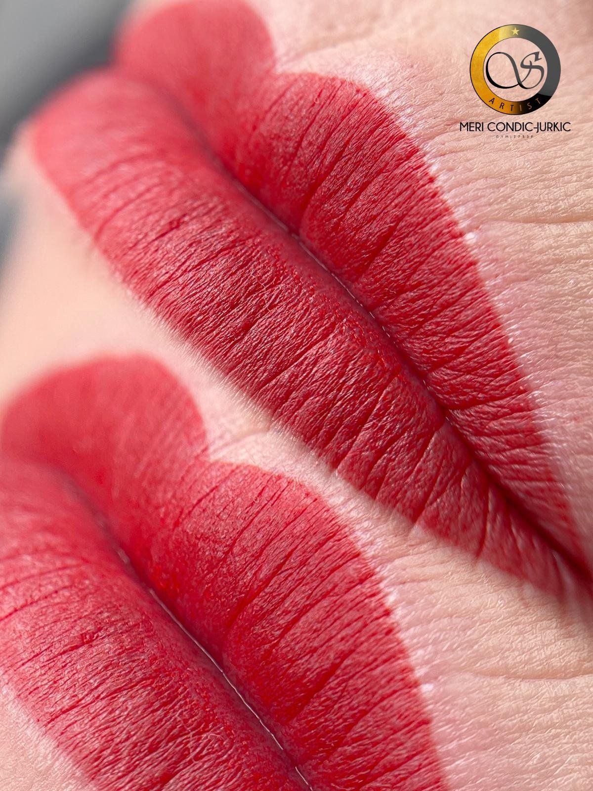 Eine Nahaufnahme der Lippen einer Person mit rotem Lippenstift.