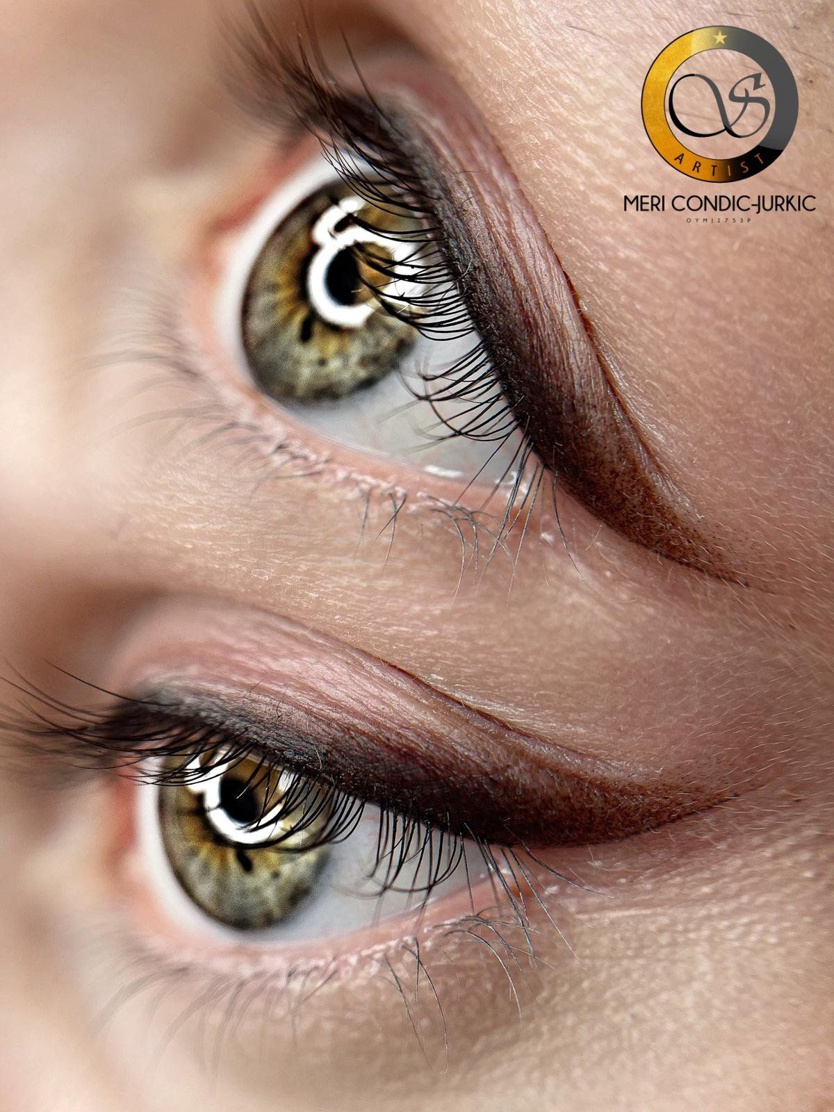 Eine Nahaufnahme des Auges einer Frau mit Eyeliner.