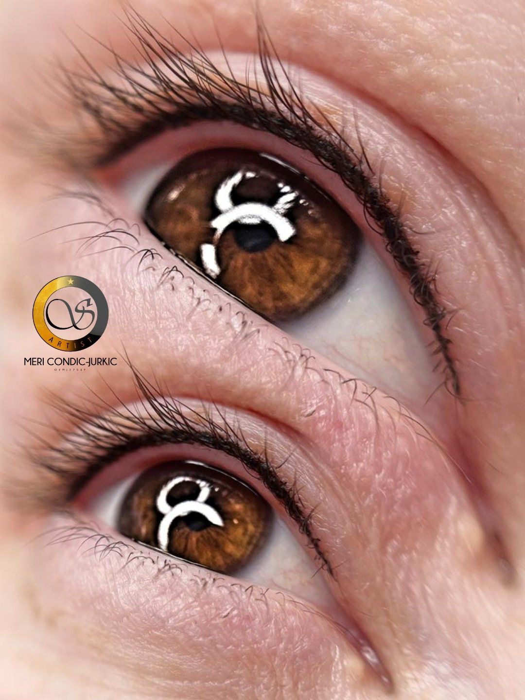 Eine Nahaufnahme der Augen einer Frau mit Eyeliner.