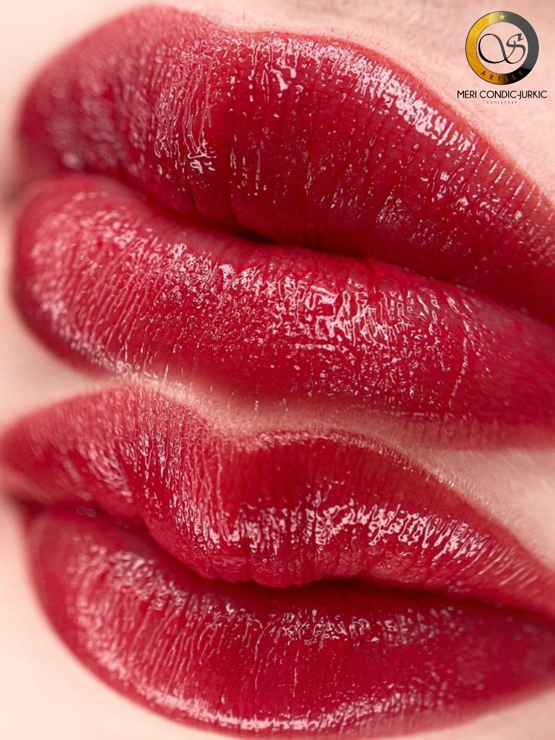 Eine Nahaufnahme der Lippen einer Frau mit rotem Lippenstift.