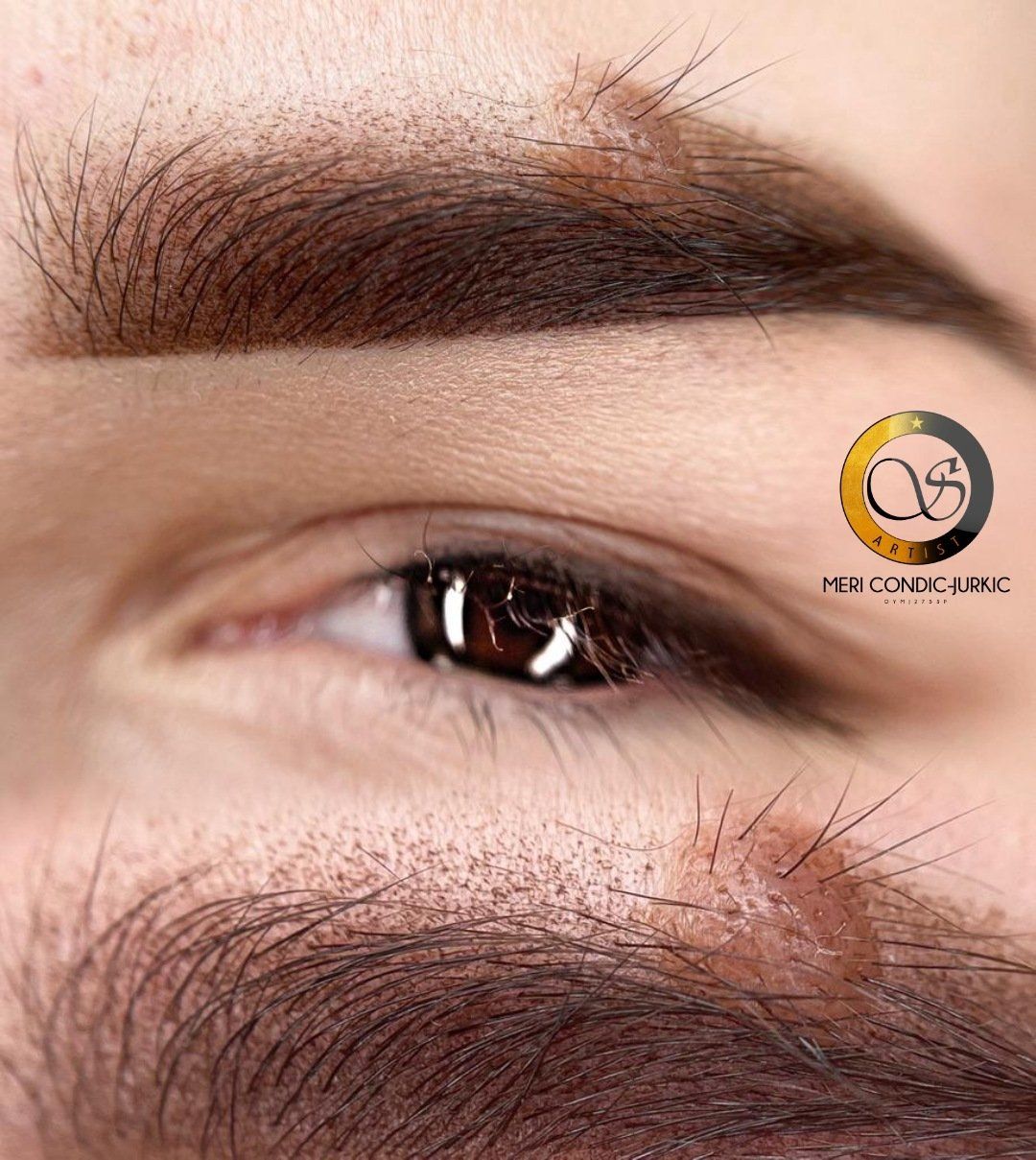 Eine Nahaufnahme des Auges einer Frau mit langen Wimpern und einem Bart.