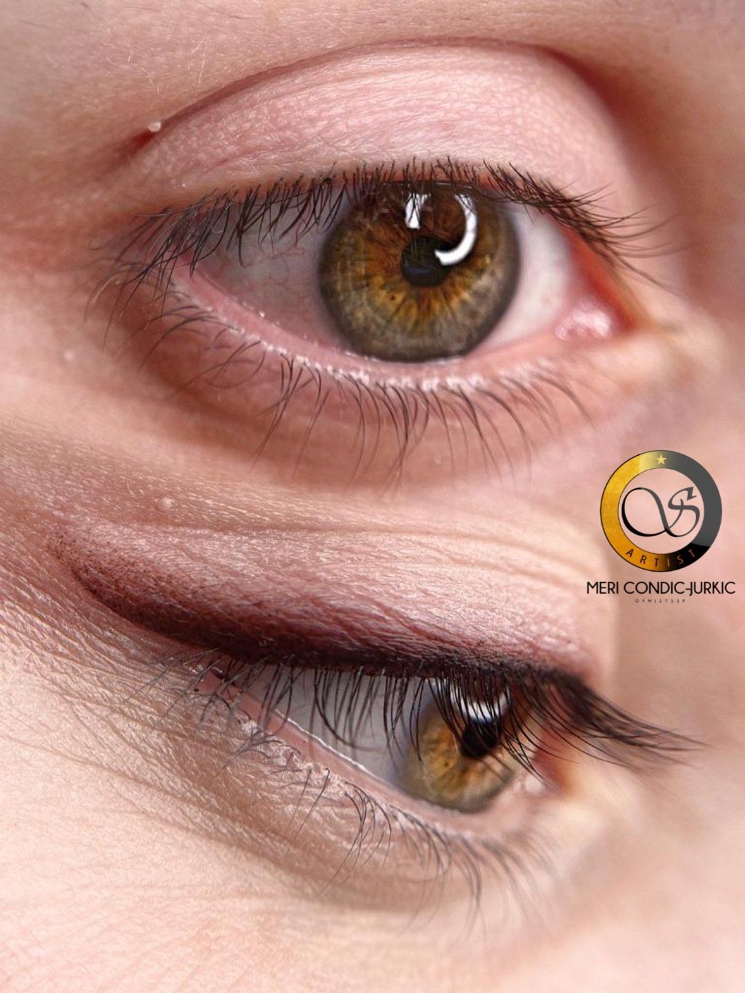 Eine Nahaufnahme des Auges einer Frau mit Make-up.