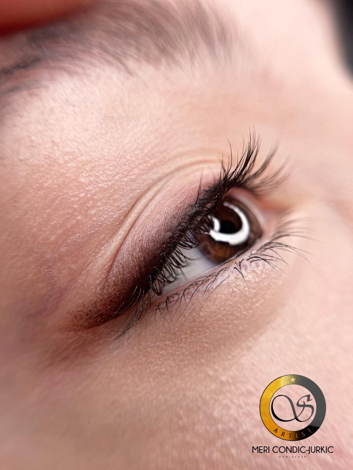 Eine Nahaufnahme des Auges einer Frau mit langen Wimpern.